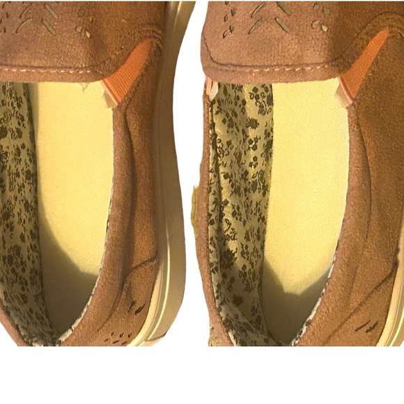 🆕PINK SLIP-ON SHOES WITH A WHITE SOLE! SIZE=8.5 US - Picture 9 of 16